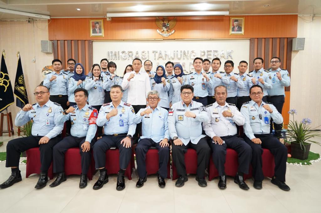 Petugas Imigrasi Kota Serang melayani pemohon paspor
